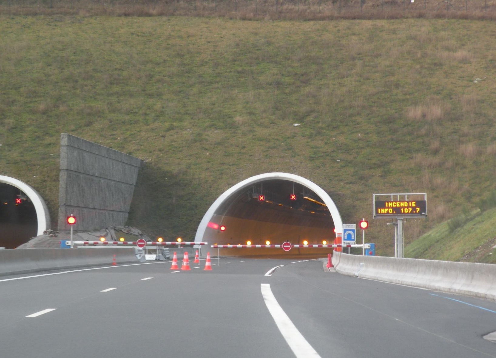 Photo 1 : Une double barrière de fermeture, utilisée en combinaison avec un signal d'arrêt et un panneau à message variable, (France)